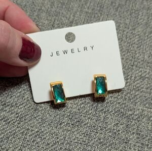 ❤ Huggie Earrings Goldtone Green Stone NWT